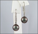 Boucles d'oreilles 2 perles rondes cat. AB, 9,75 et 9,65mm or gris 18K et 32 diamants poids total 0,19ct SI (bopws10034)