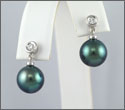 Boucles d'oreilles 2 perles rondes cat. A 10,6 et 10,55mm or gris 18K et 2 diamants poids total 0,20ct SI (BOPWS10037
)